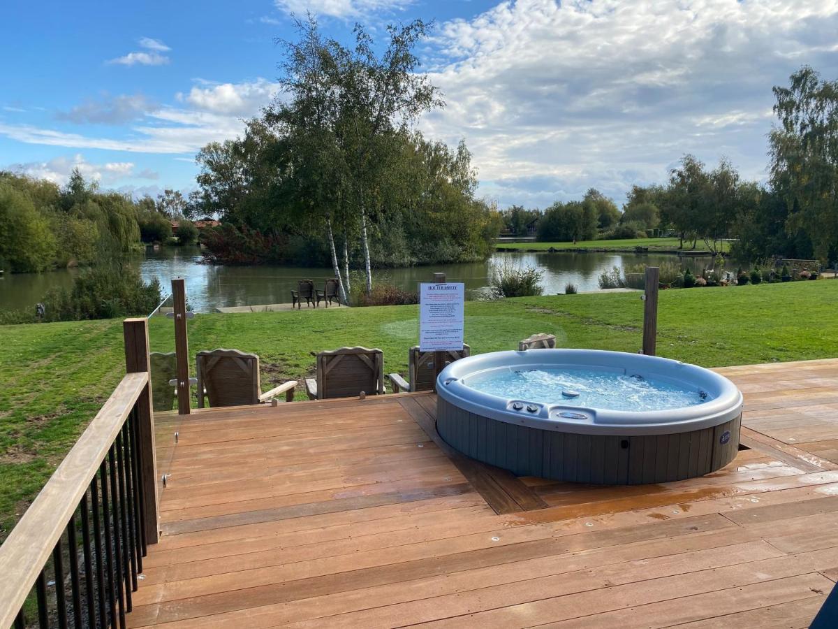 Widgeon Bespoke Cabin Is Lakeside With Private Fishing Peg, Hot Tub Situated At Tattershall Lakes Country Park Экстерьер фото