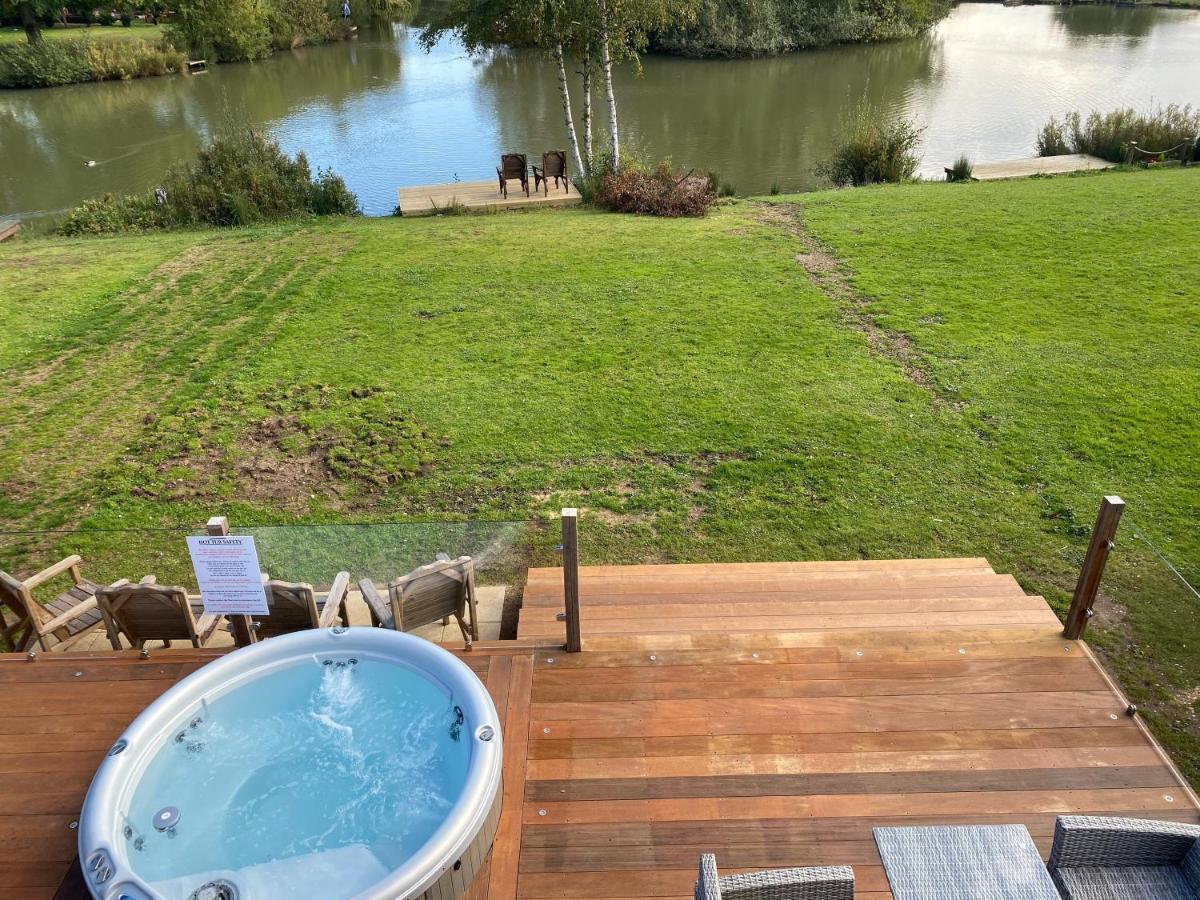 Widgeon Bespoke Cabin Is Lakeside With Private Fishing Peg, Hot Tub Situated At Tattershall Lakes Country Park Экстерьер фото