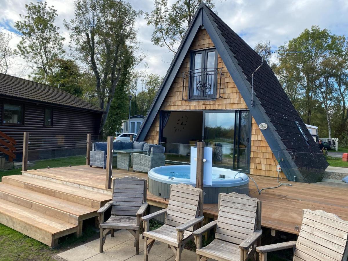 Widgeon Bespoke Cabin Is Lakeside With Private Fishing Peg, Hot Tub Situated At Tattershall Lakes Country Park Экстерьер фото