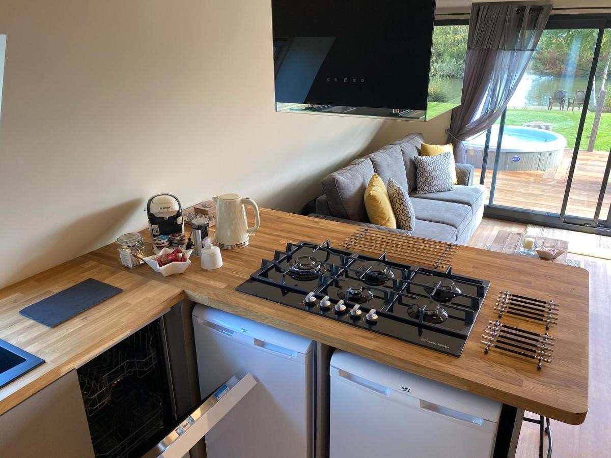 Widgeon Bespoke Cabin Is Lakeside With Private Fishing Peg, Hot Tub Situated At Tattershall Lakes Country Park Экстерьер фото