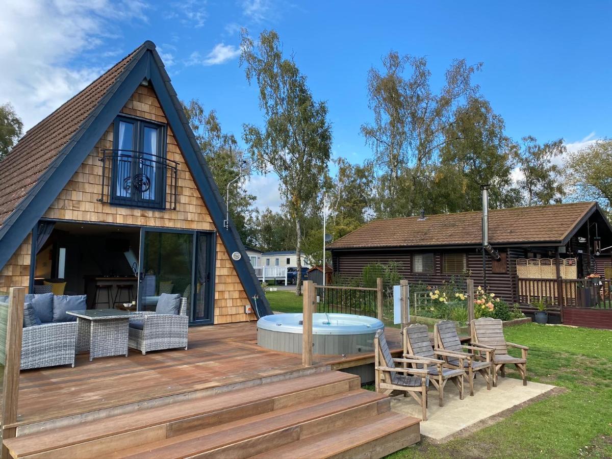 Widgeon Bespoke Cabin Is Lakeside With Private Fishing Peg, Hot Tub Situated At Tattershall Lakes Country Park Экстерьер фото